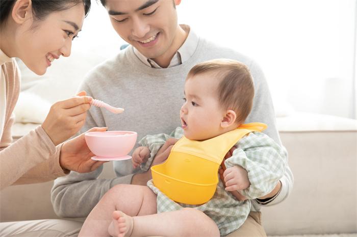 攝圖網_501578755_爸爸媽媽喂嬰兒吃輔食（企業(yè)商用）.jpg