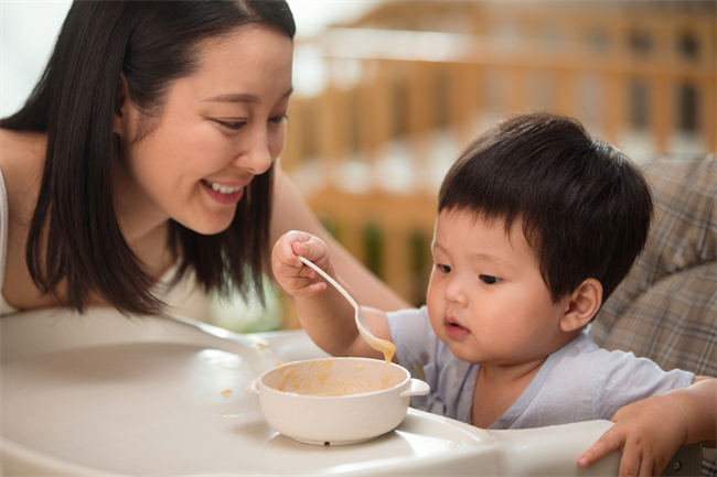 攝圖網_501919970_媽媽喂寶寶吃飯（企業(yè)商用）.jpg